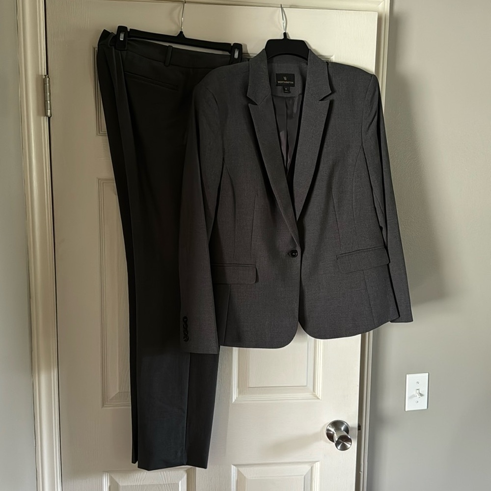 Worthington women’s pant suit. Pants are size 16 and jacket is size 18